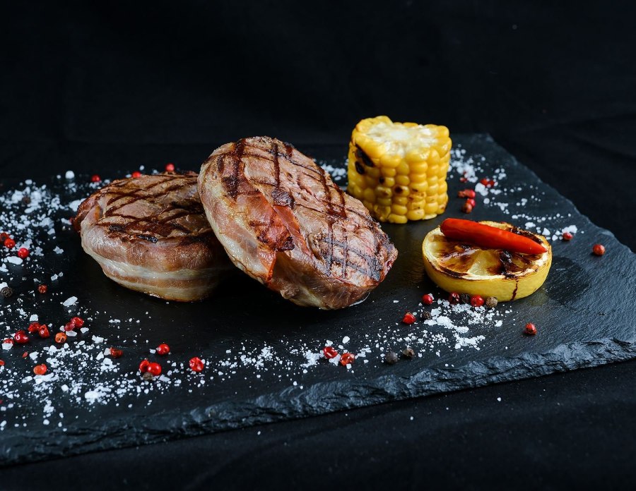 Треска с черносливом в беконе