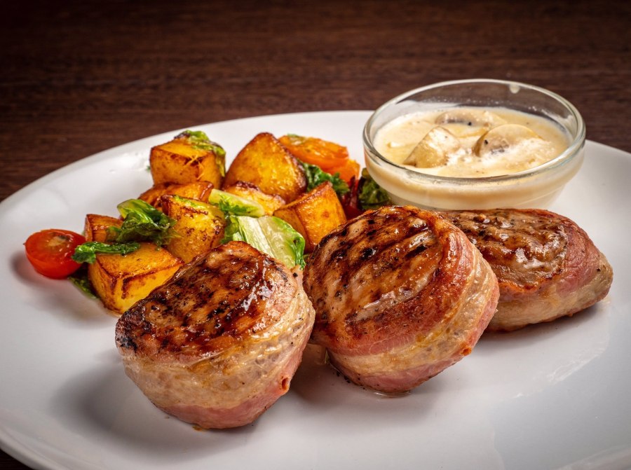 Свиная вырезка в беконе