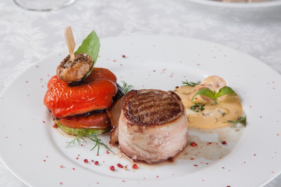 Медальоны из свинины