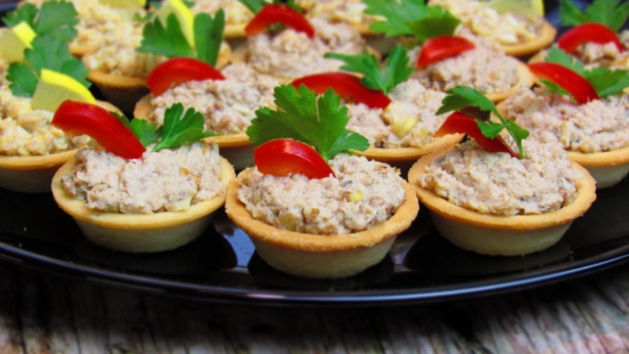 Салат из печени трески с картофелем и яйцом