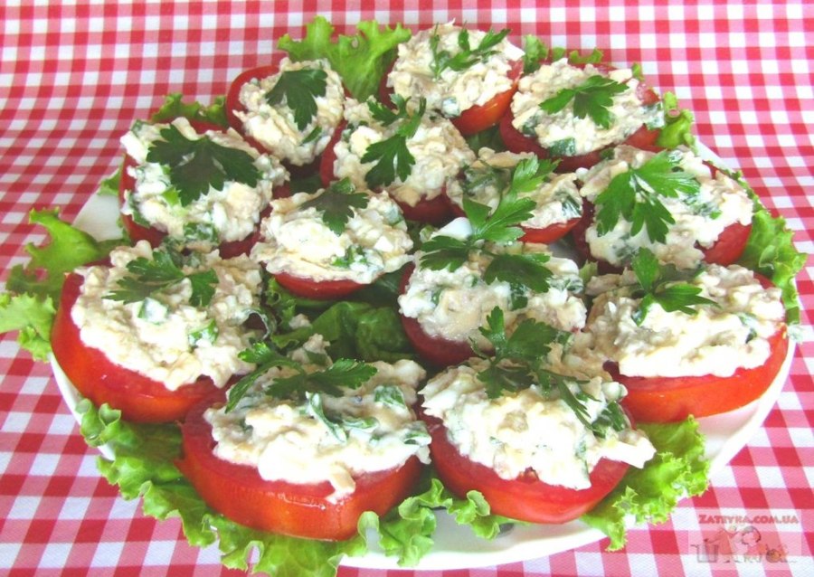 Помидоры фаршированные печенью трески