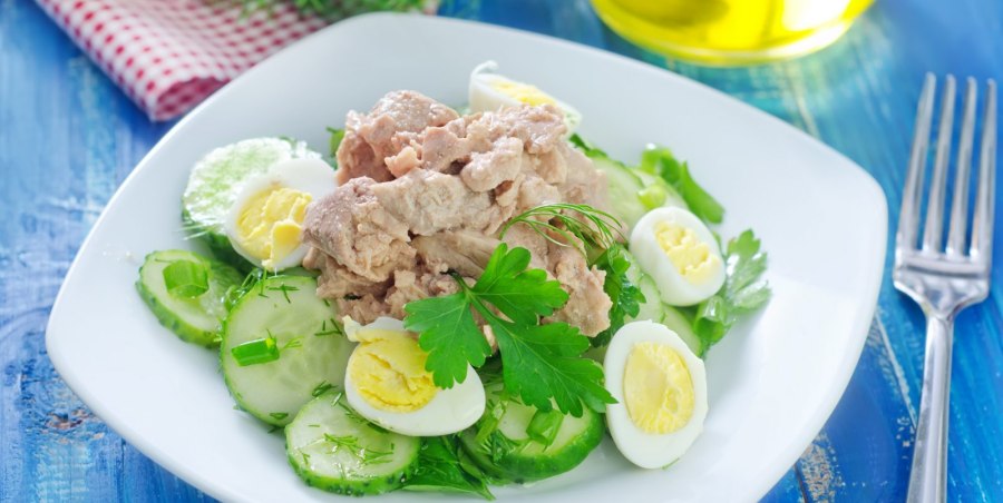 Салат с треской и свежими овощами