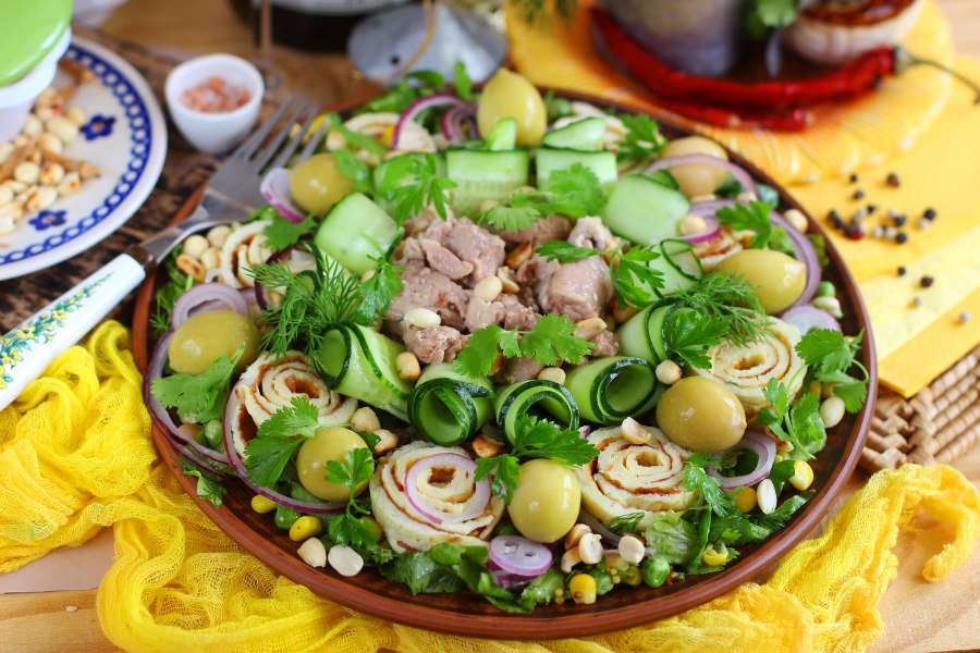 Салат с печенью трески и хлебцами