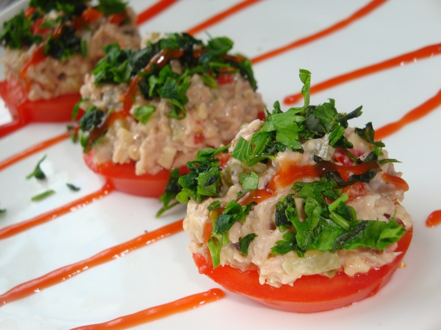 Салат с печенью трески и перепелиными яйцами