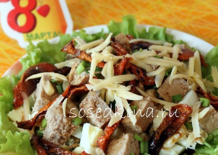 Салат с печенью трески слоеный