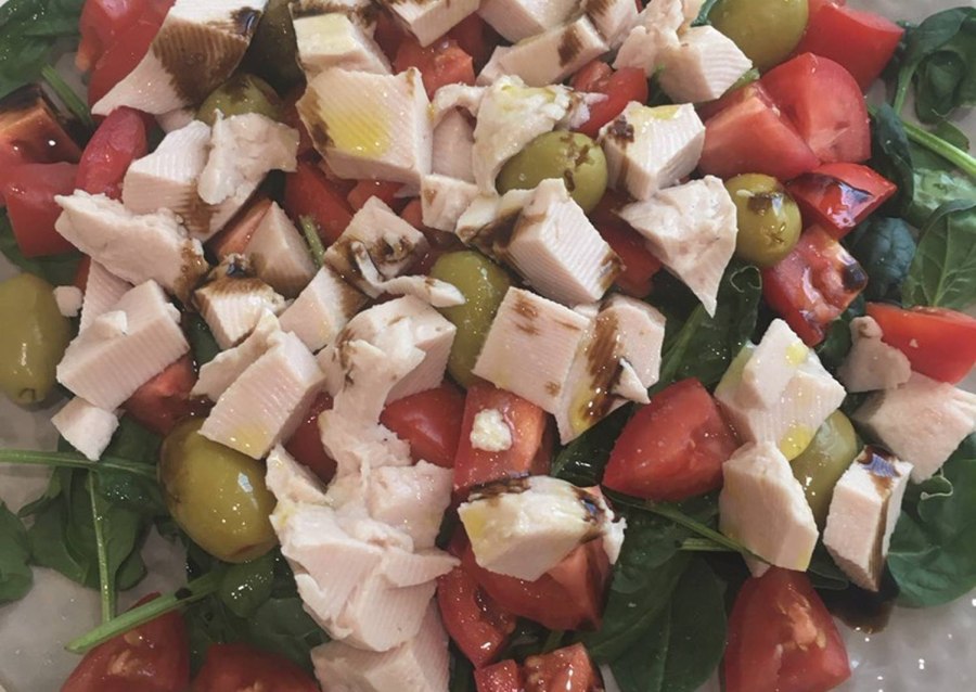 Салат из печени трески с зеленым горошком