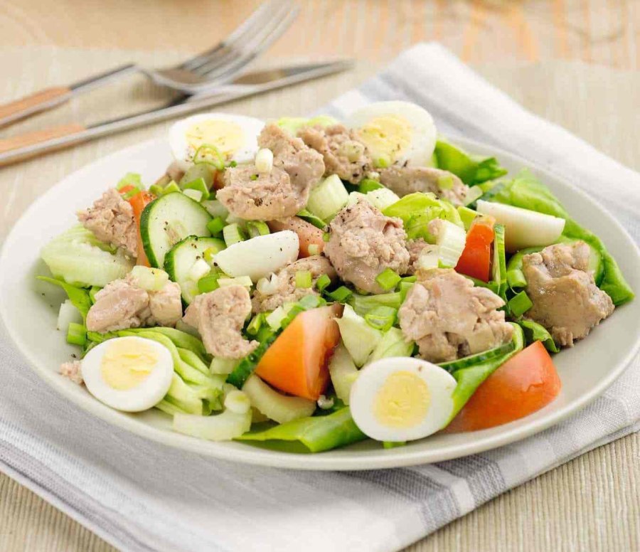 Салат с куриной печенью и помидорами