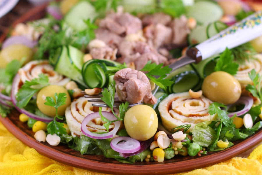 Салат с куриной печенью рукколой и помидорами