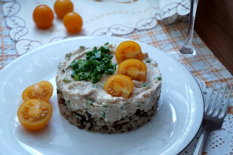 Салат из печени трески с листьями салата