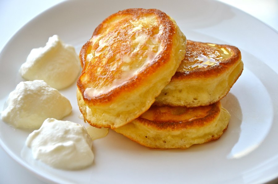 Дрожжевые оладьи на молоке пышные