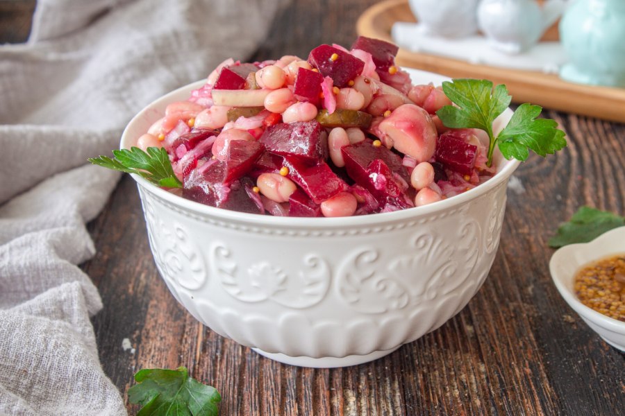 Салат с красной фасолью и копченой курицей и сухариками