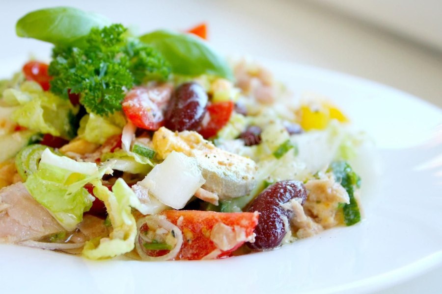 Салат с кукурузой фасолью и пекинской капустой