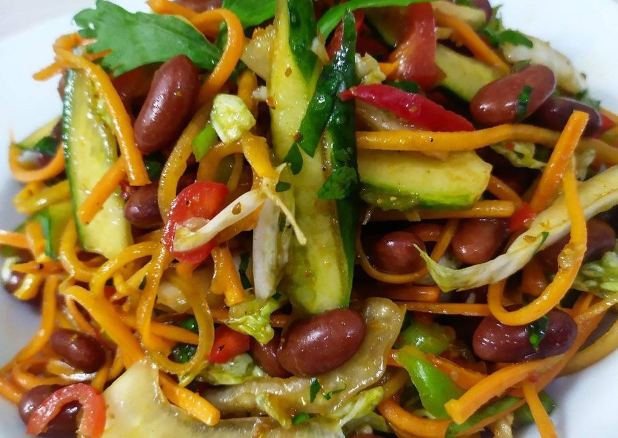 Салат из краснокочанной капусты и пекинской капусты