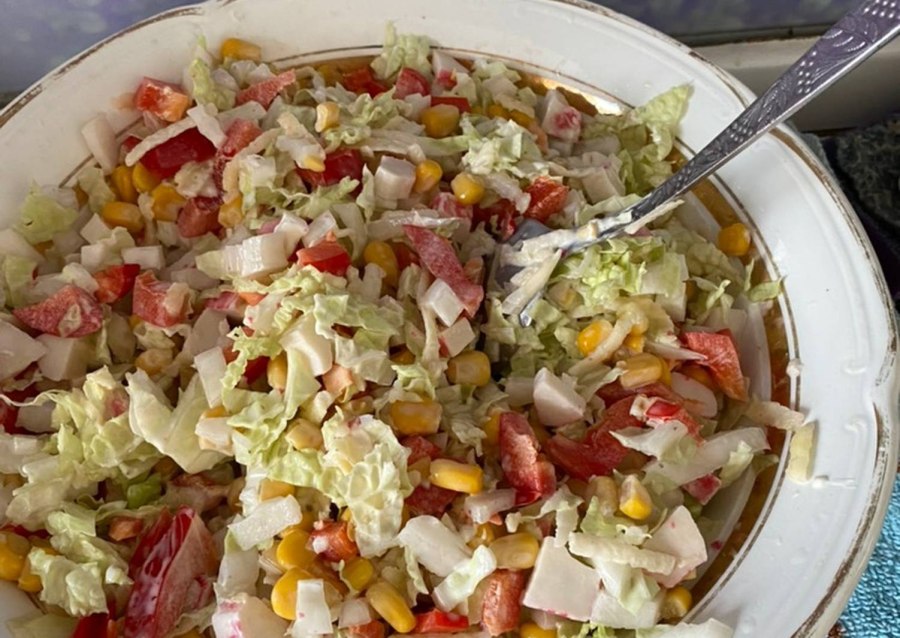 Салат с фасолью и листьями салата