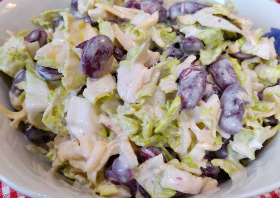 Салат с пекинской капустой фасолью и сухариками