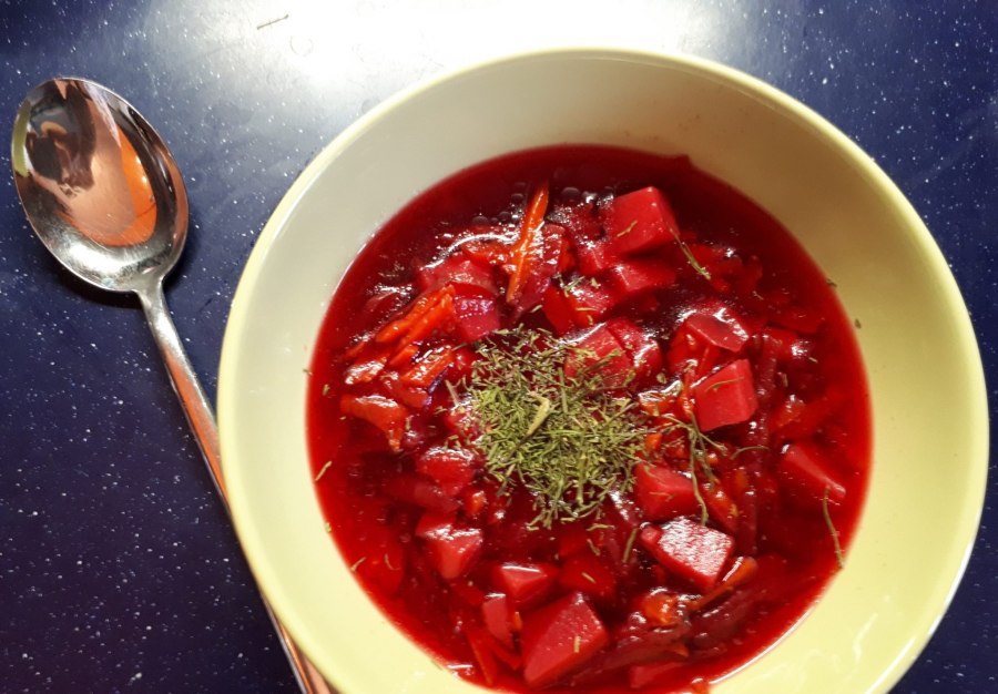 Холодный борщ классический с вареной свеклой и ботвой