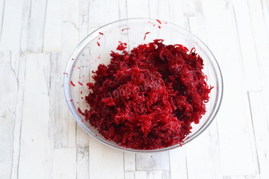 Свекольный борщ в кастрюле