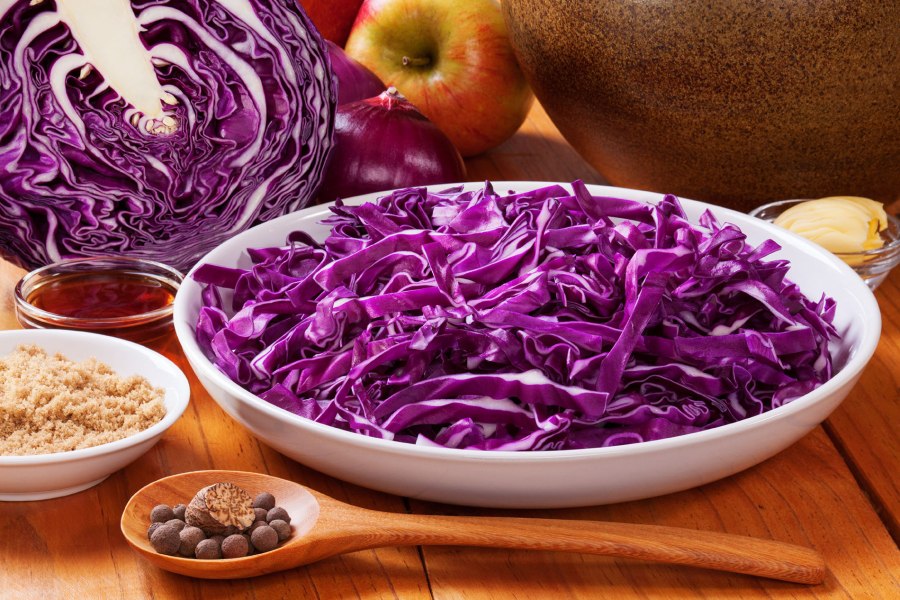 Салат с красной капустой и кукурузой