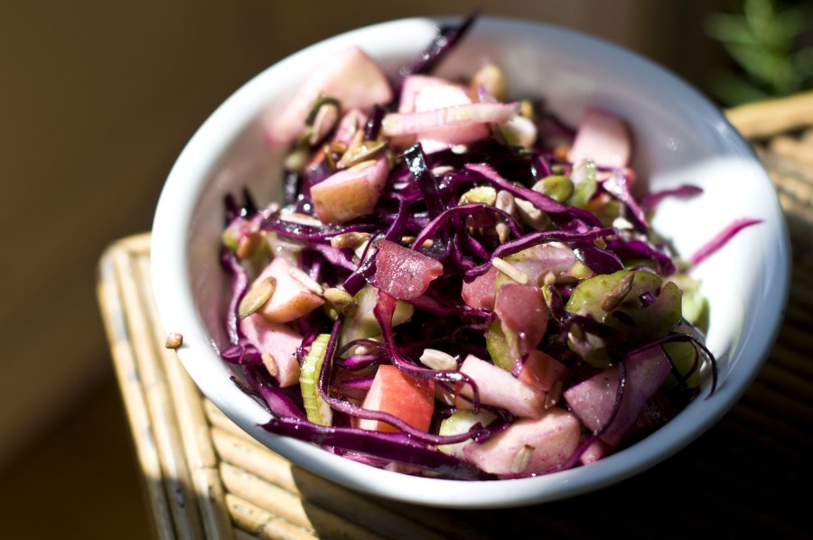 Салат из капусты с красным луком и яблочным уксусом