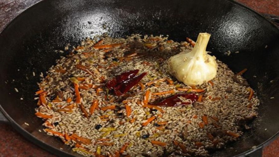 Плов на тарелке с овощами