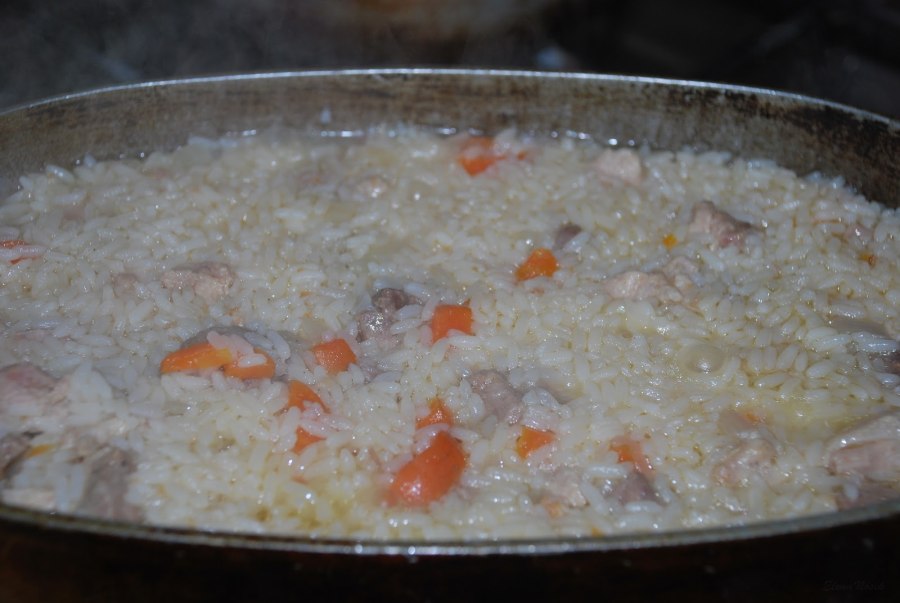 Плов с курицей в утятнице на плите