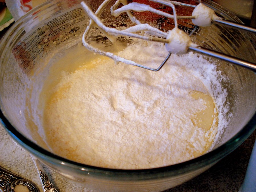 Реакция разрыхлителя с теплой водой