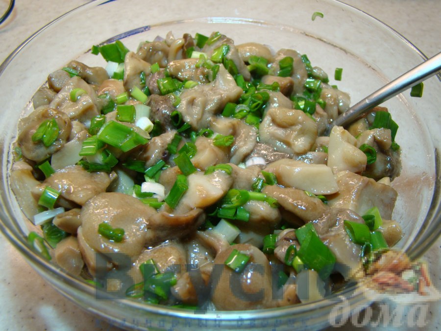Салат с маслятами маринованными