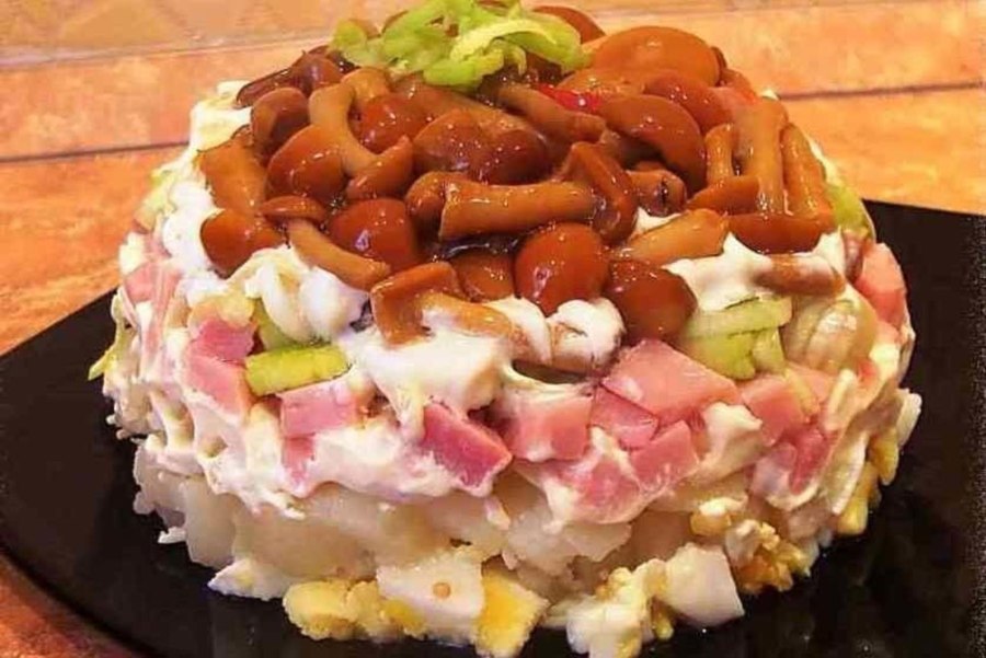 Салат с курицей и грибами опятами