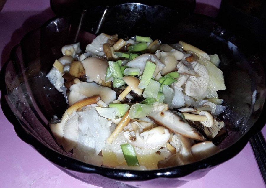 Салат с маслятами