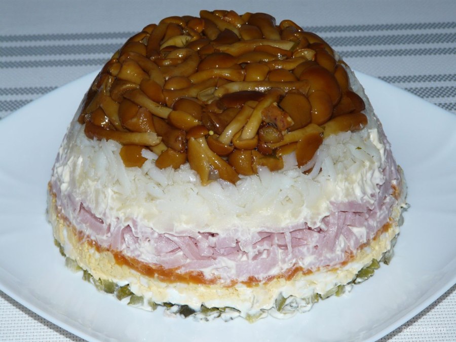 Салат с маринованными грибами