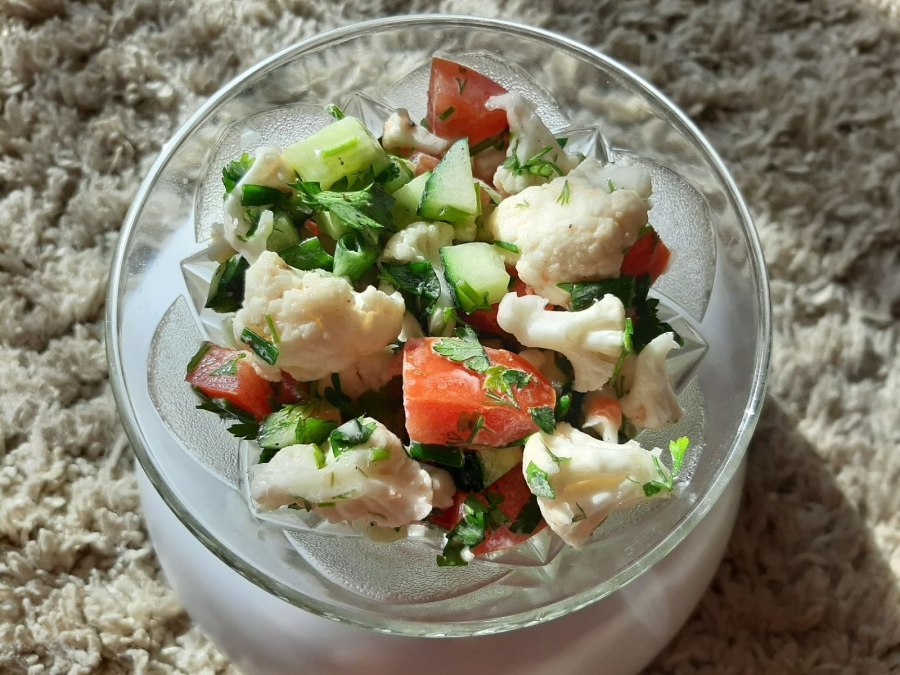 Салат из цветной капусты с помидорами и огурцами