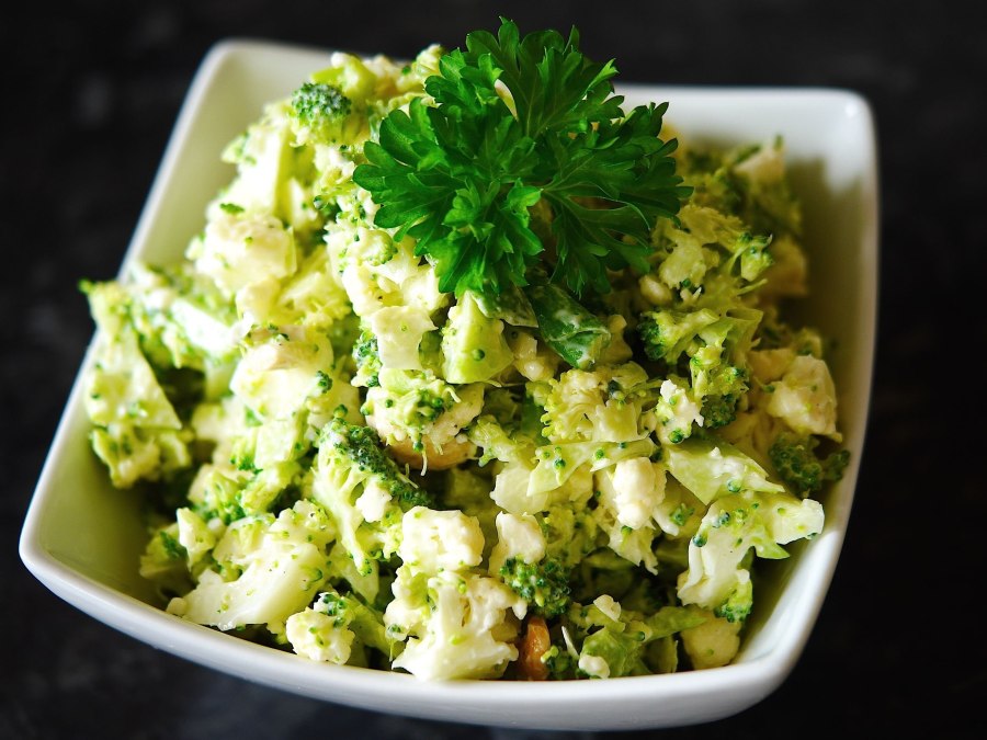 Салат с брокколи и цветной капустой