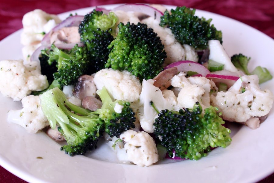 Салат с брокколи и яблоком