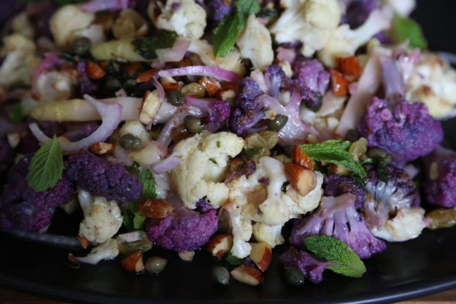 Салат с цветной капустой и помидорами и огурцами