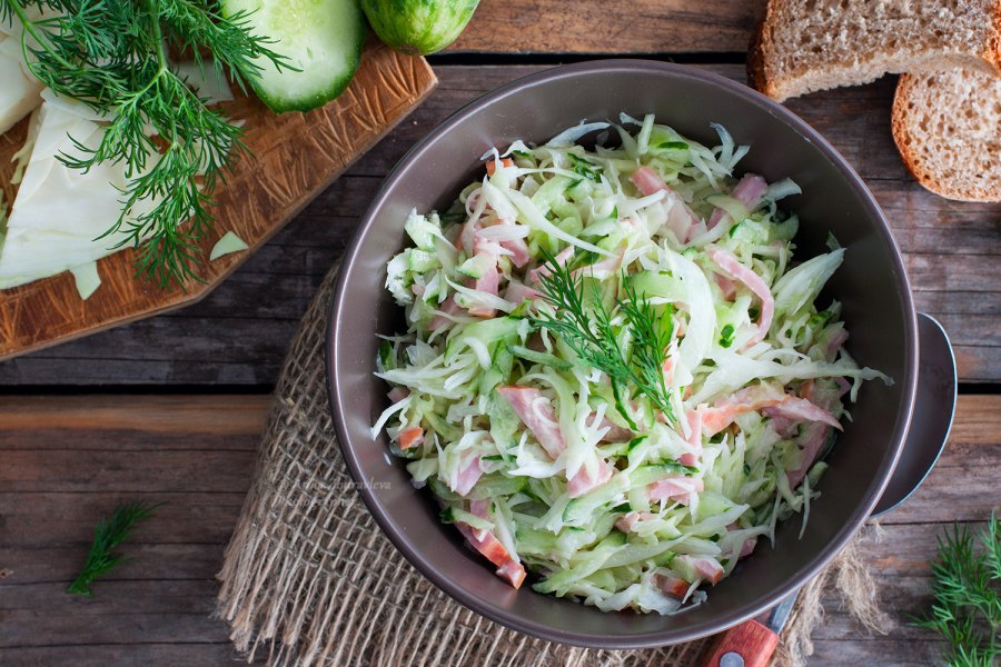 Салат с пекинской капустой и ветчиной и кукурузой и перцем