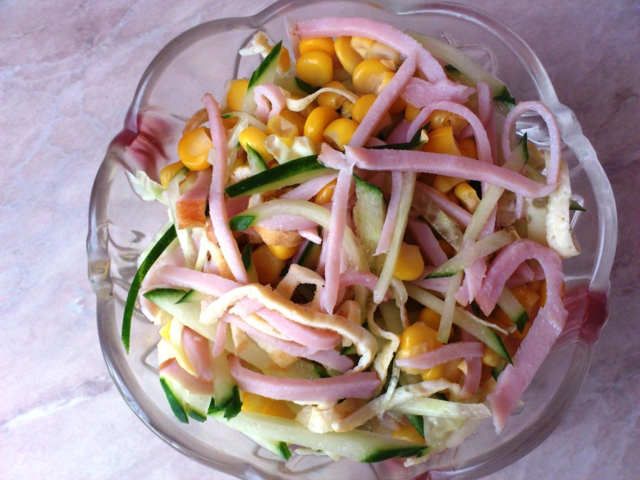 Салат с пекинской капустой и копченой курицей