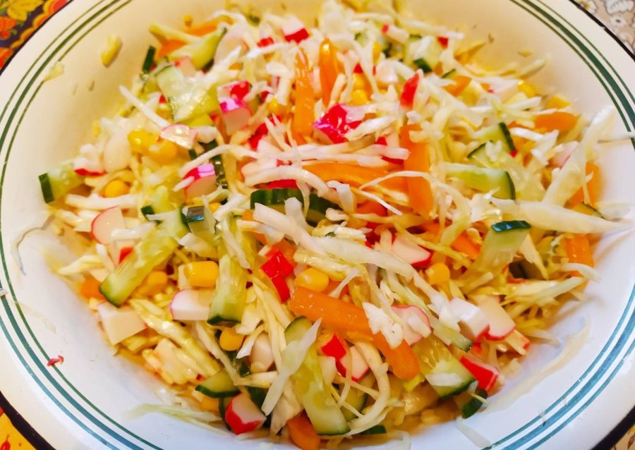 Салат с капустой и колбасой и кукурузой