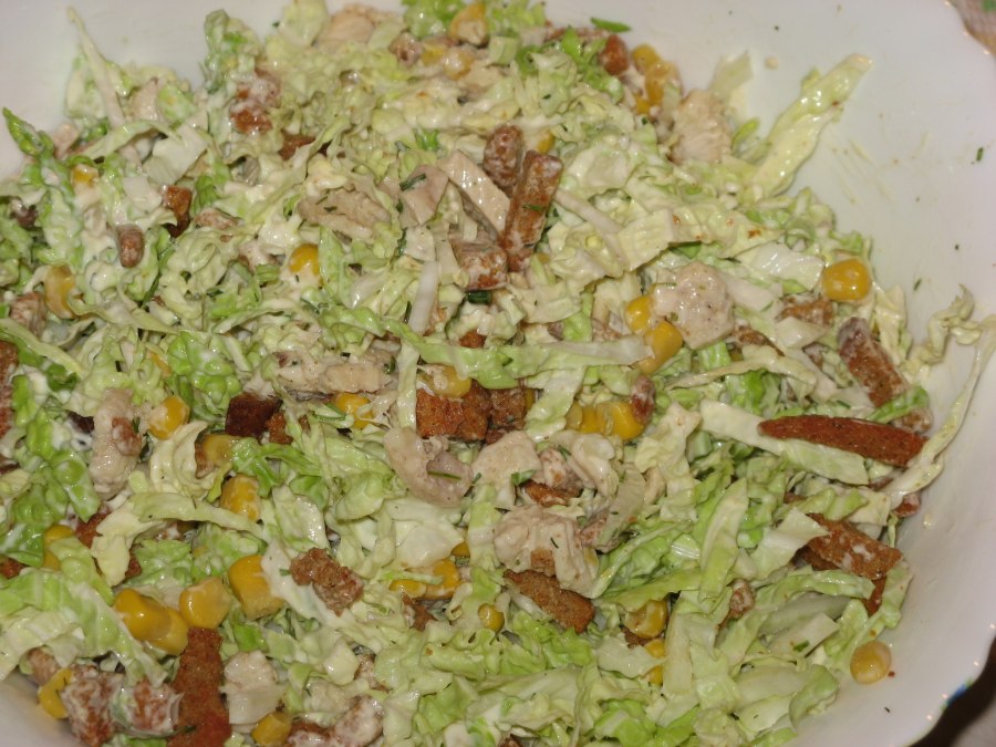 Салат с ветчиной и кукурузой и яйцами