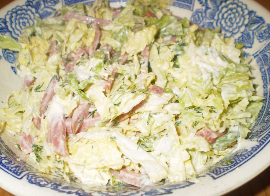 Салат с пекинской капустой и кукурузой сухариками