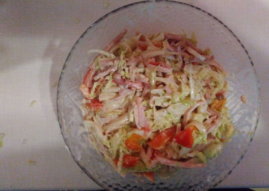 Салат с ветчиной и пекинской капустой огурцом яйцом