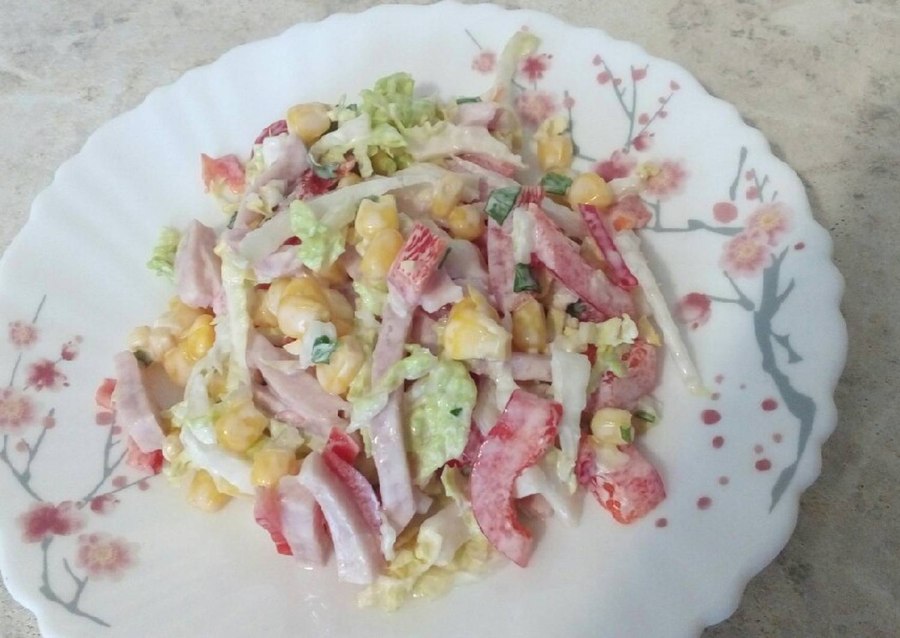 Салат из пекинской капусты с огурцом и кукурузой и колбасой копченой