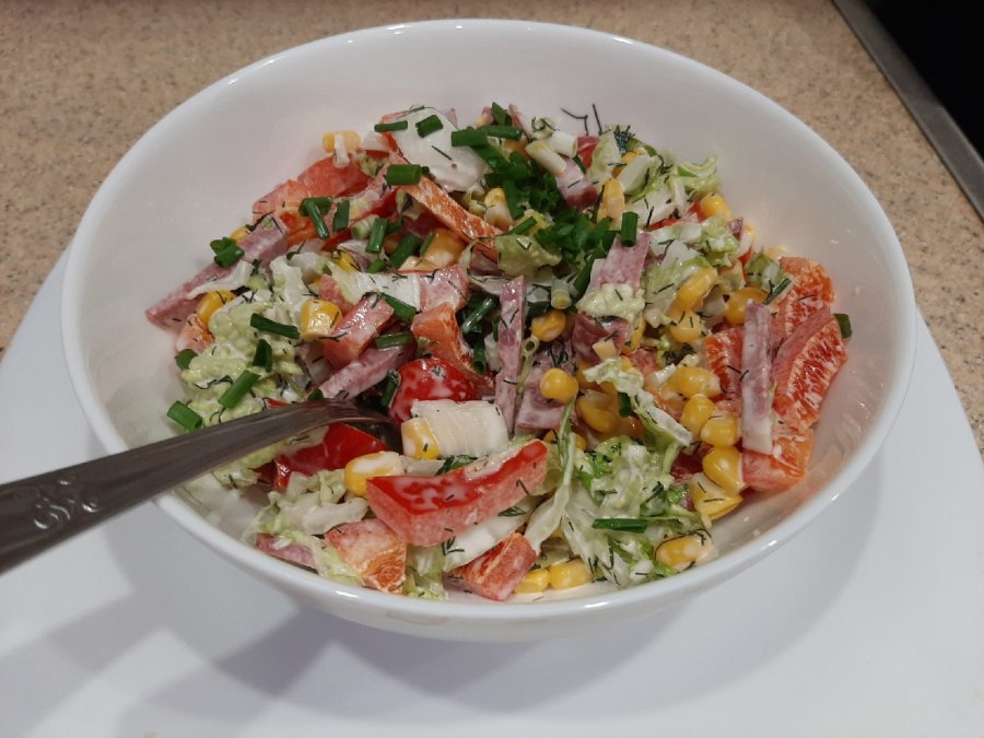 Сала из пекинской капусты скопченой калбасой