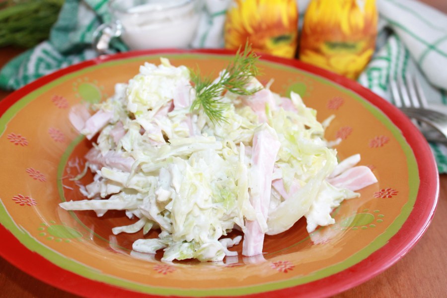 Салат с пекинской капустой и ветчиной и кукурузой