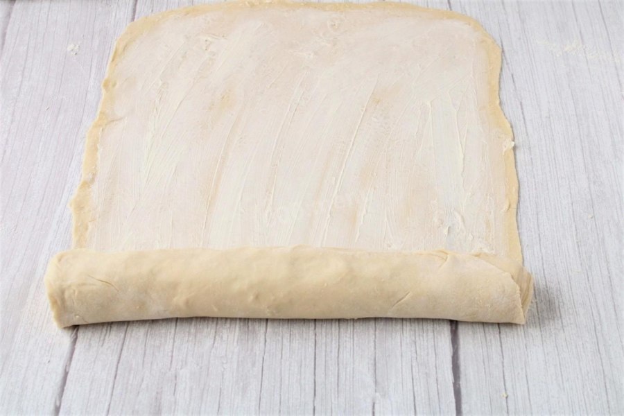 Нарезка теста для круассанов