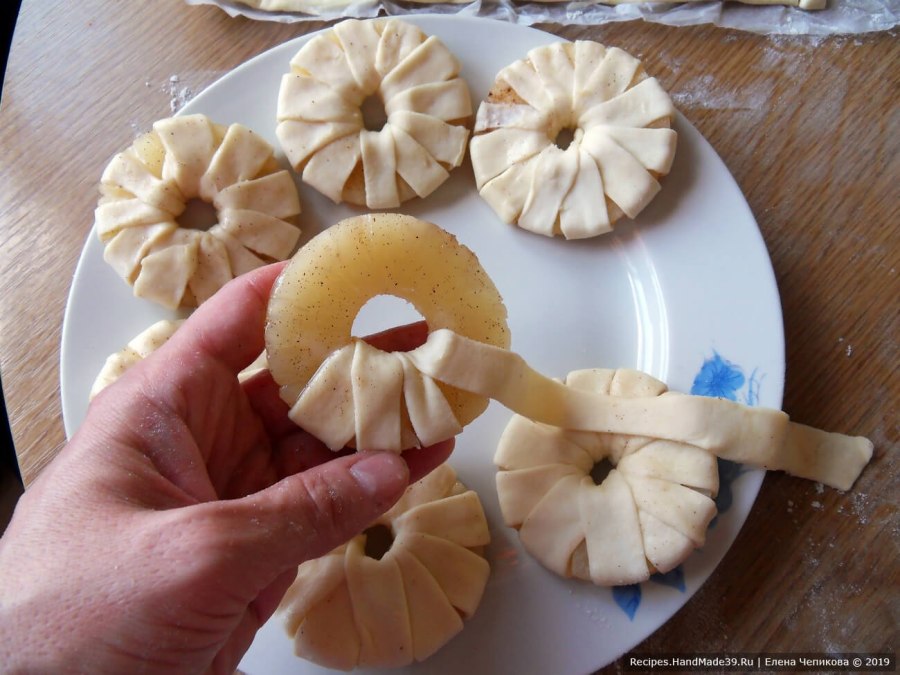 Кольца ананаса в слоеном тесте