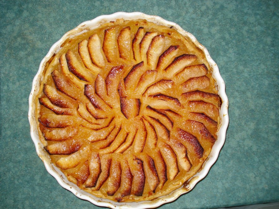 Пирог с яблоками и корицей из дрожжевого теста