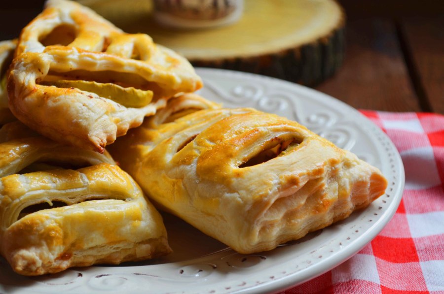 Круасанчики из слоеного теста