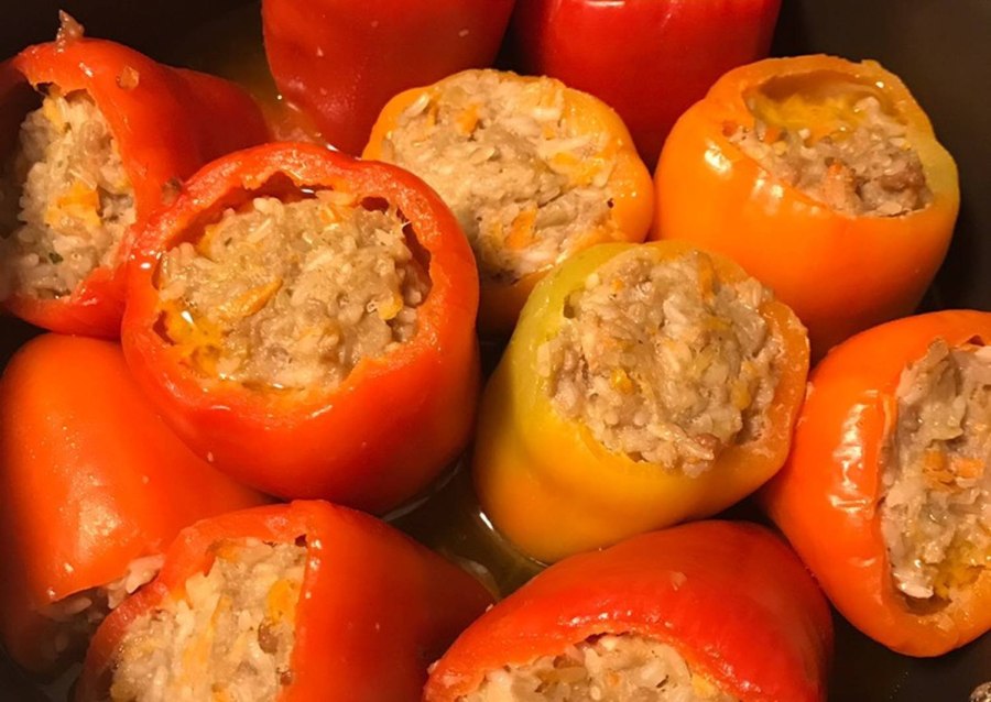 Фаршированные половинки перца
