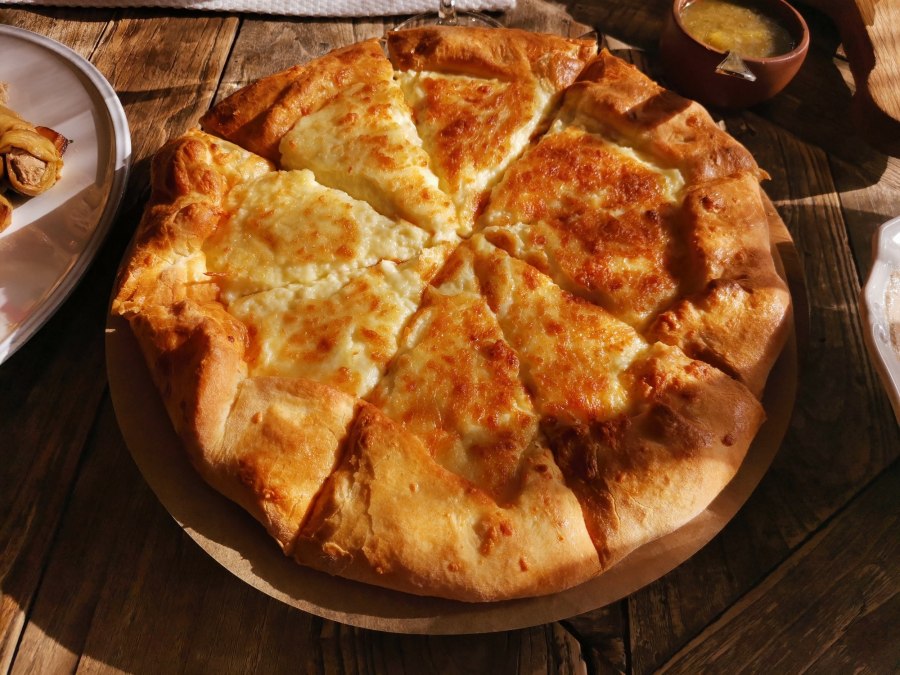 Хачапури с копченым сулугуни