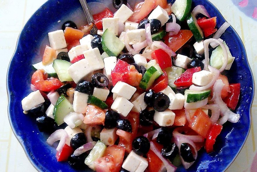 Греческий салат с фетой и оливками